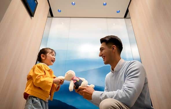 img_man-girl-elevator